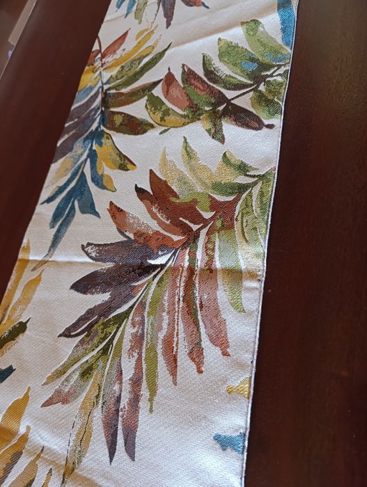 Runner com padrão de folhas