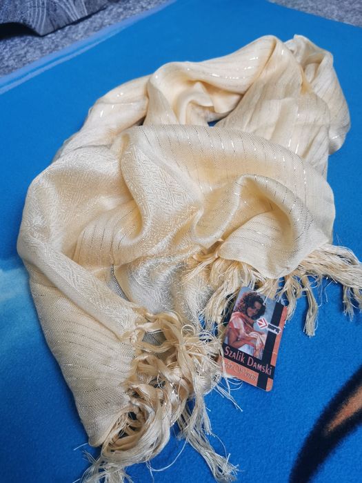 Szal ze srebrną nitką