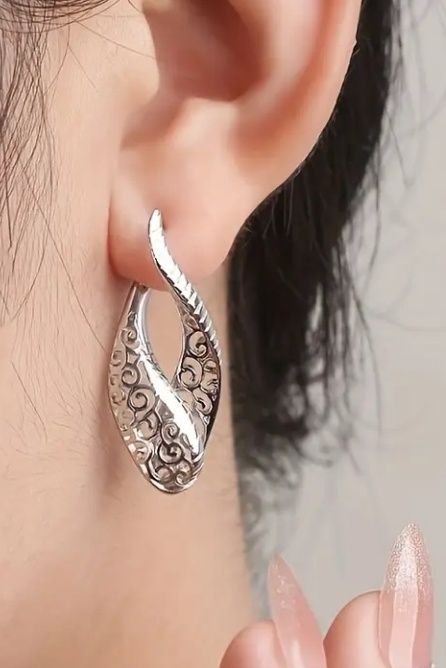 Сережки в подарунковій коробці.