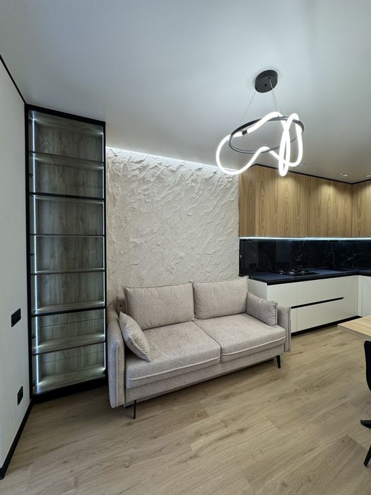 Велика 1-кімнатна квартира видова на Міське Озеро