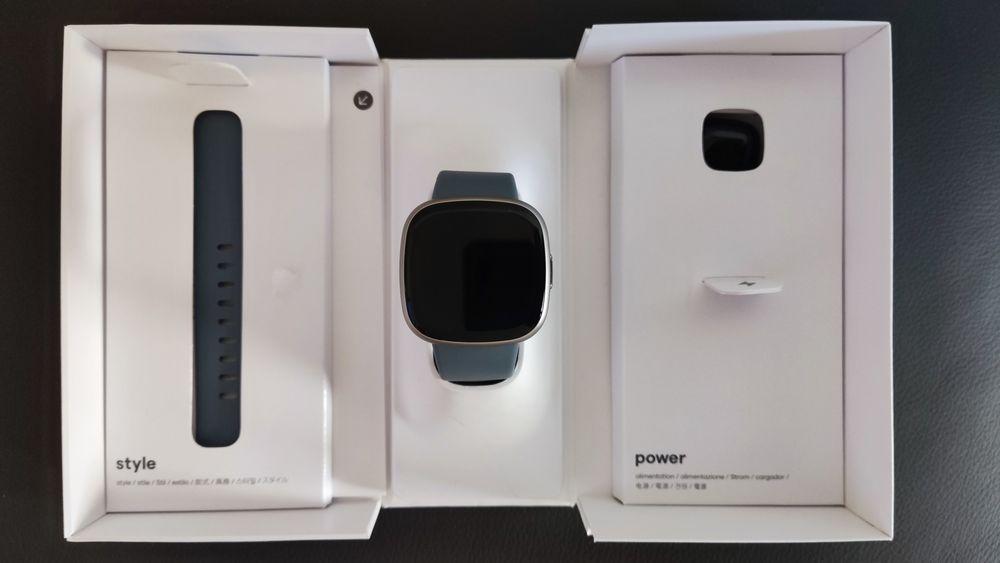 Fitbit Versa 4 niebiesko-platynowy