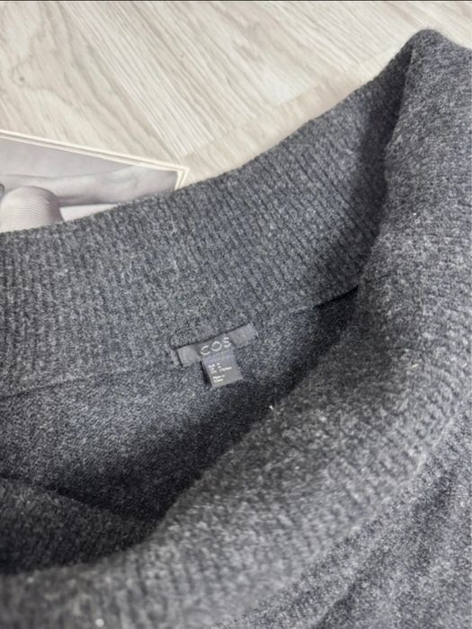 Wełniany czarny sweter damski offshoulder COS dekolt łódka