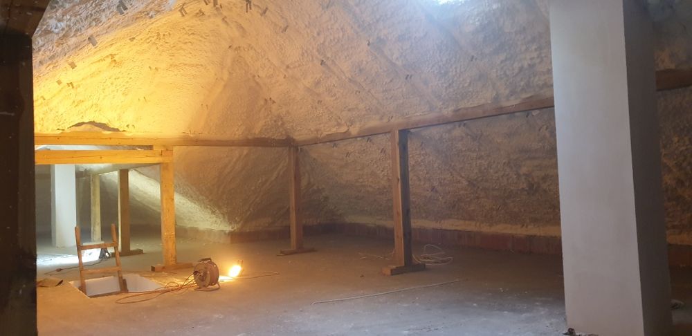 Ocieplanie pianką Izolacje poddasza dachów pianką poliuretanową