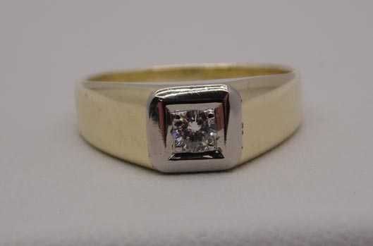 Złoty dwukolorowy sygnet z diamentem brylant 0,15 ct.