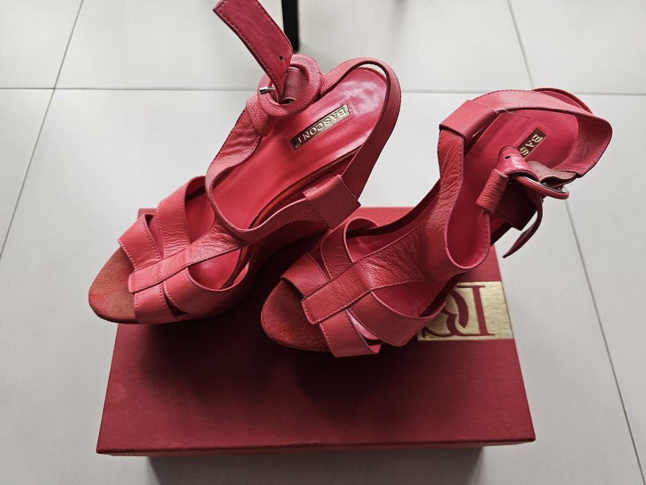 Продам шкіряні жіночі босоніжки BASCONI