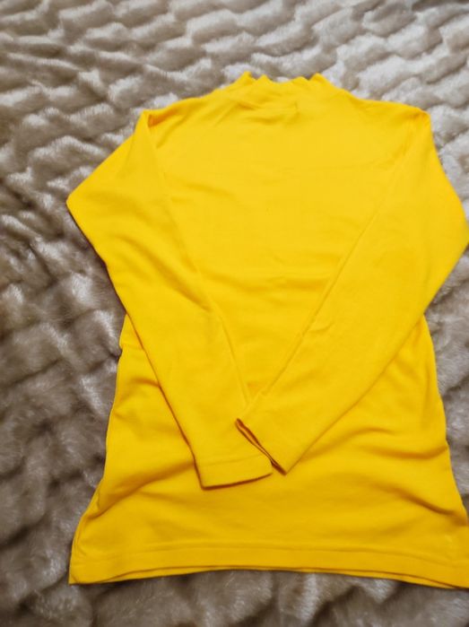 Гольф жовтого кольору