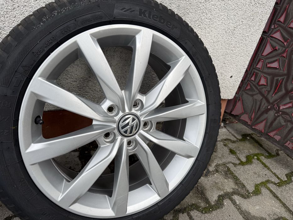 FELGI ALUMINIOWE VW 17″ z oponami wielosezonowymi Kleber