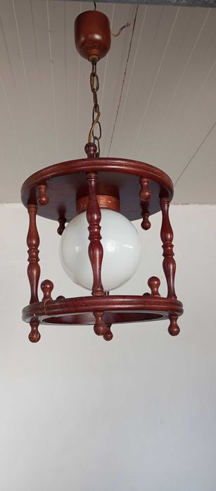 Candeeiros de teto em bom estado.