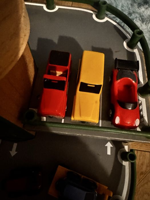 Parking Brio kolejka gratis samochody stan bardzo dobry