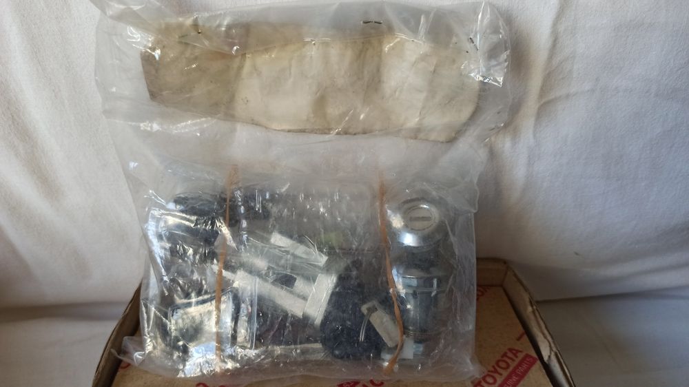 Toyota Starlet, conjunto de cilindros de fechadura e ignição.