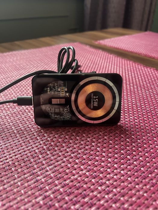 Тримач для Iphone з бездротовою зарядкою.