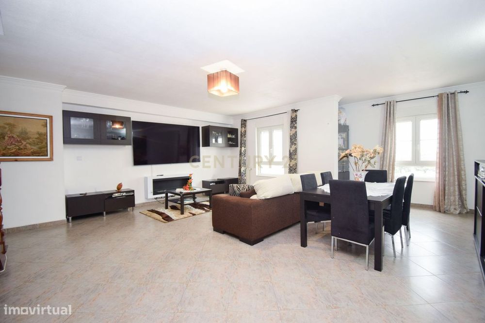 T3 Duplex 116m no Carregado em urbanização tranquila com acesso direto