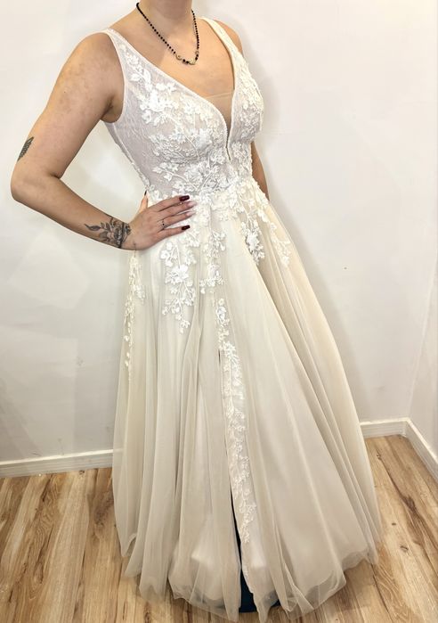 Suknia ślubna księżniczka z koronka i rozcięciem