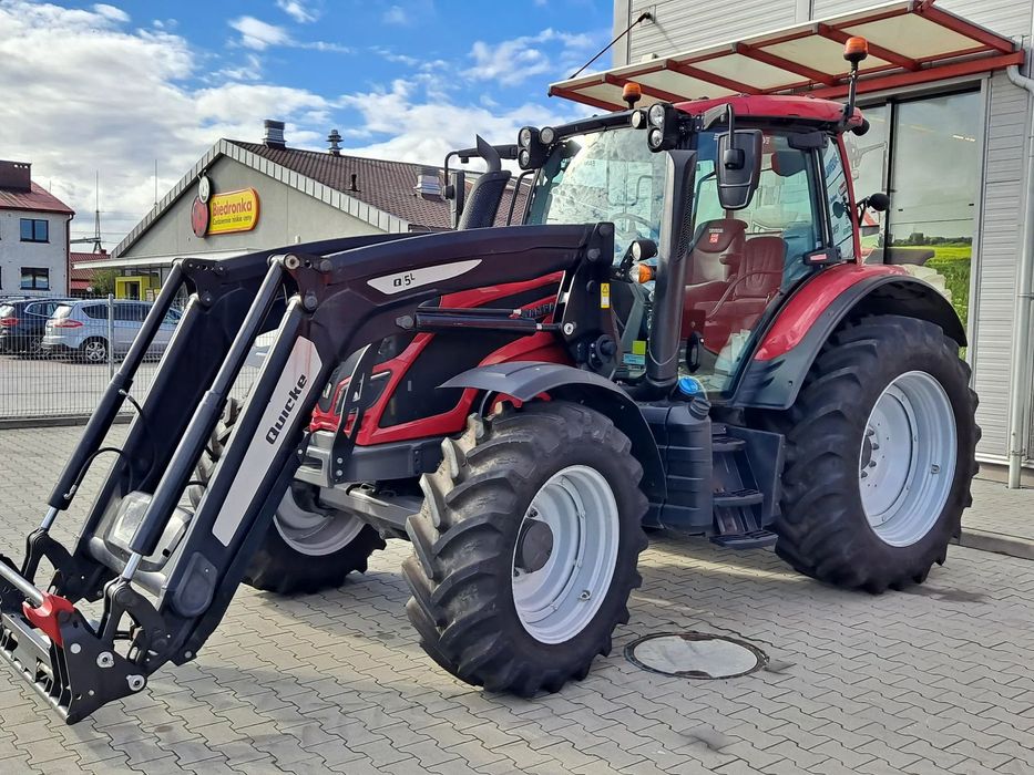 Valtra N114  Valtra N114 z ladowaczem Quicke Q5