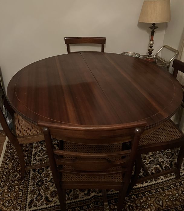Mesa de jantar redonda em mogno