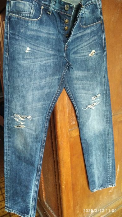 Продам джинсы рваные состояние отличное.