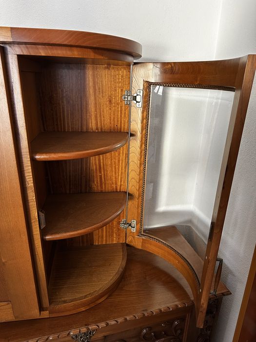 Móvel de canto em Madeira e porta de vidro