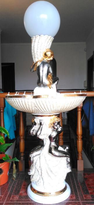 Fonte interior em louça com candeeiro