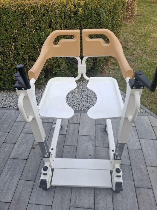 Wózek toaletowy z rozpinanym siedziskiem