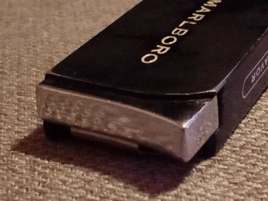 Marlboro Isqueiro c/ Mola para Prender