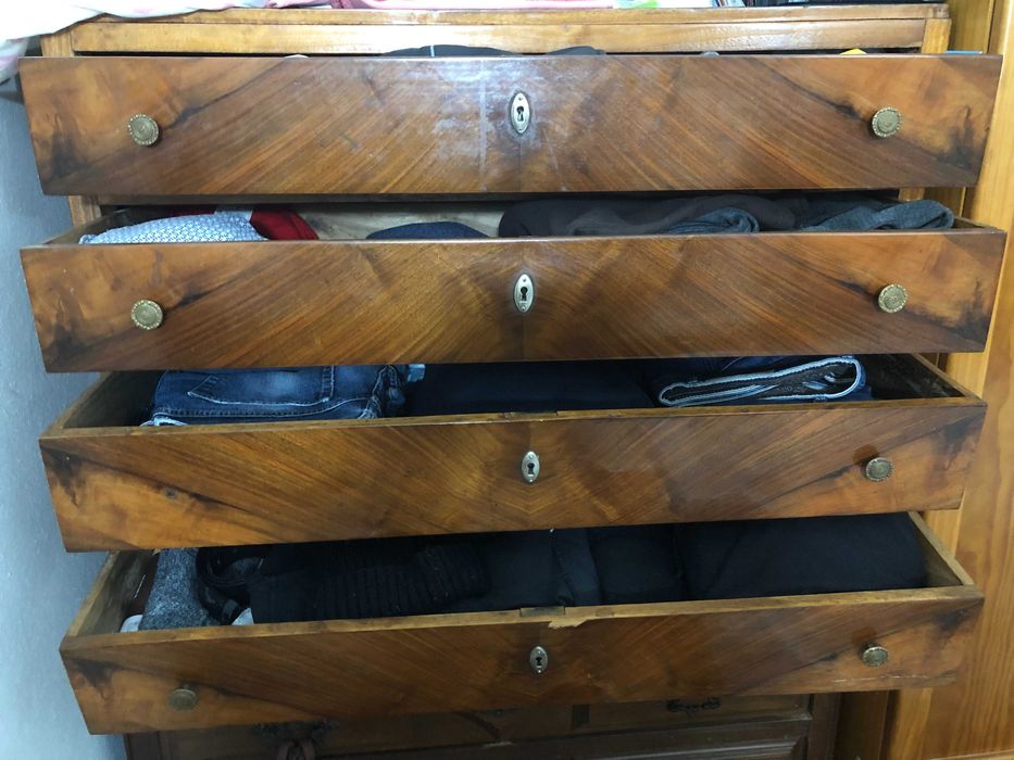 Cômoda em madeira - funcional e elegante - 4 gavetas