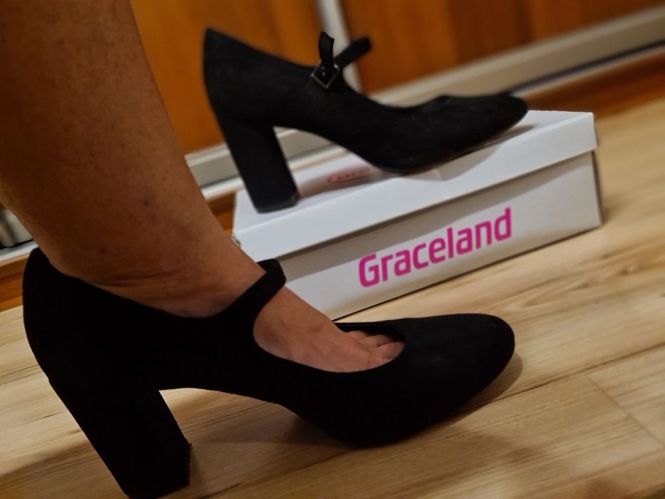 Czółenka na pasku, stabilny obcas