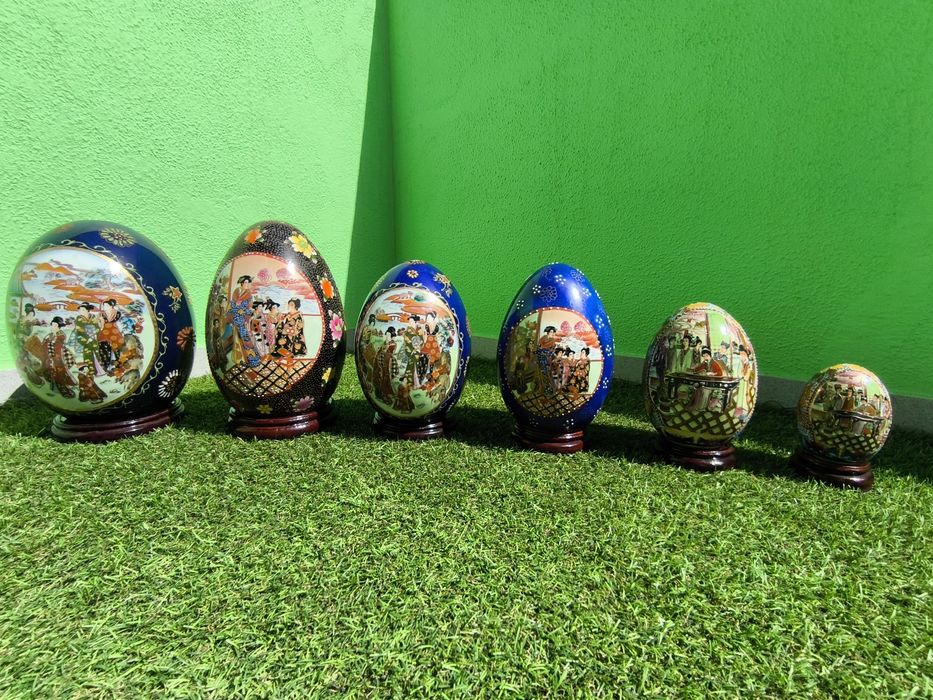 Conjunto de 6 ovos chineses em porcelana com base em madeira