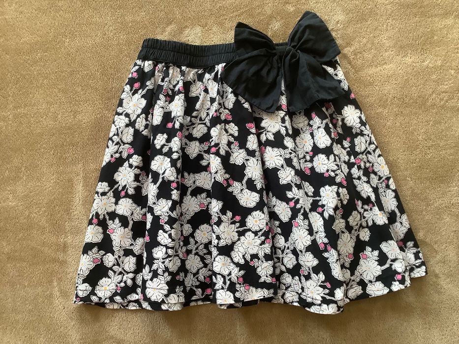 Elegancka spódnica spódniczka czarno biała w kwiaty, roz. 128