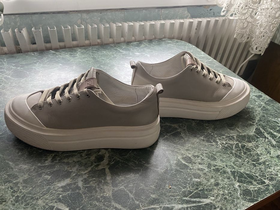 Шкіряні кросівки