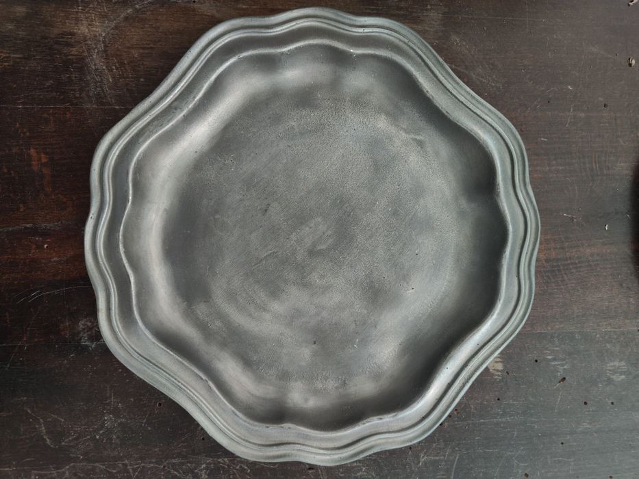 Conjunto de pratos em estanho