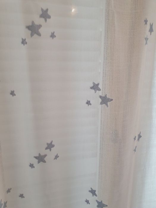 Vendo cortinas em linho branco com estrelas azuis. 
O preço delas nova