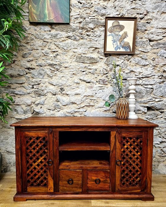 Komoda drewniana pod tv. Palisander, szuflady, ażurowe ozdoby.