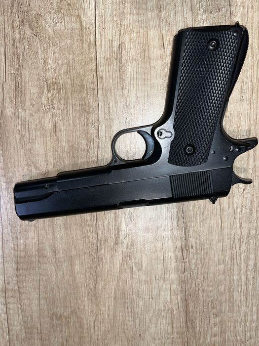 Zabawkowy pistolet na kulki