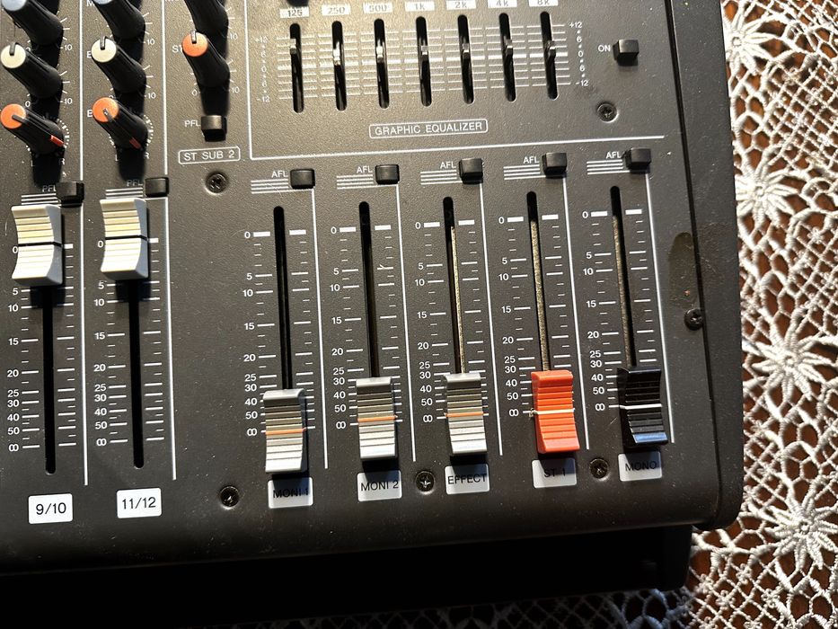 mikser estradowy EMX2000 Powered Mixer