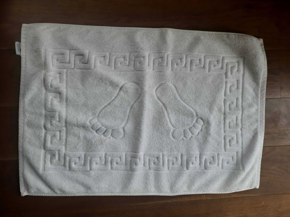 Biały dywanik do łazienki, 70 X 46 cm.