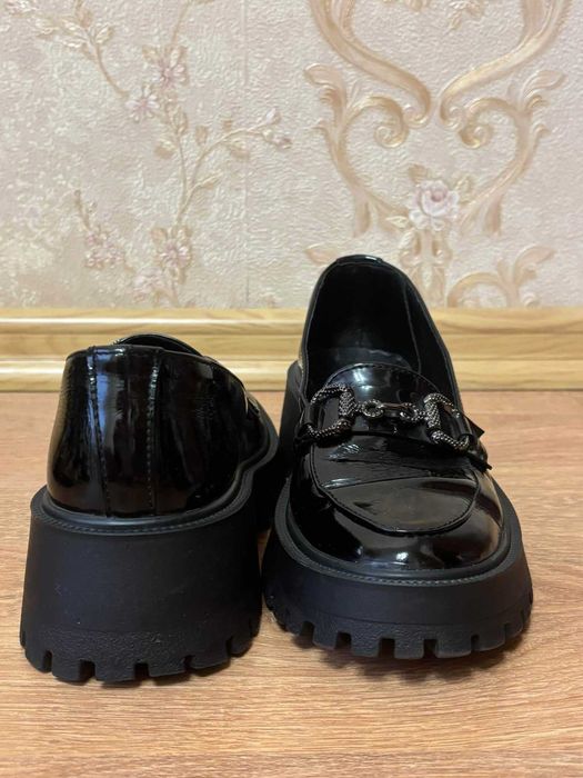 Лофери чорні лаковані