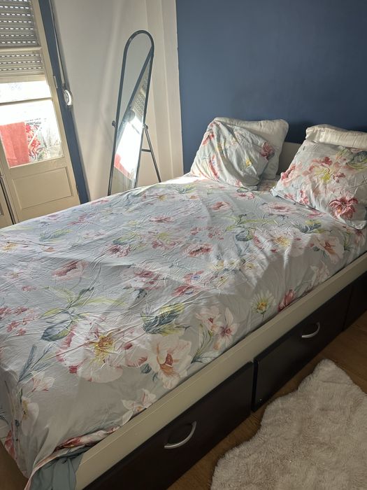 Cama completa com colchão, estrado, gavetas e mesa de cabeceira