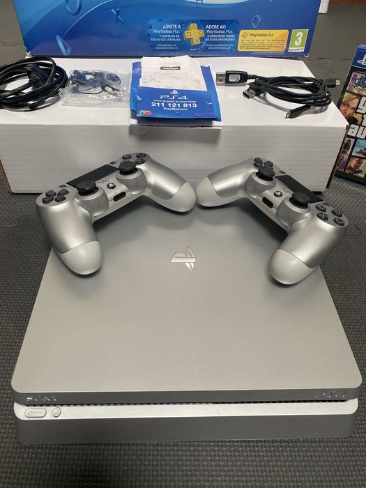PS4 500GB  + 2 comandos + 1 Auscultador + 3 Jogos