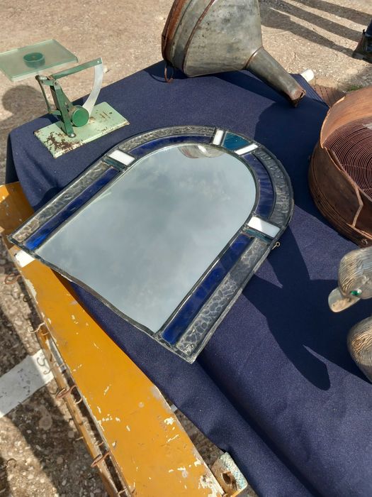 Espelho vitral em arco, estilo que pode variar entre Gótico e Tiffany