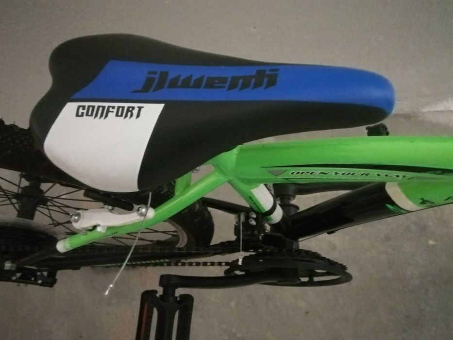 Bicicleta verde em bom estado