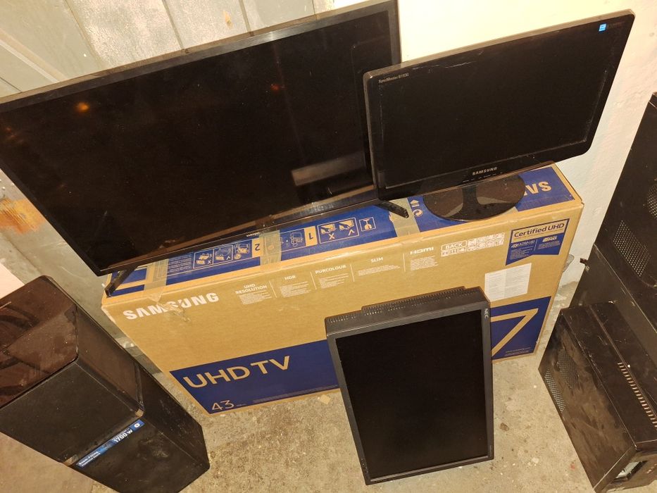 Zestaw elektroniki telewizor smart kolumna komputery monitory