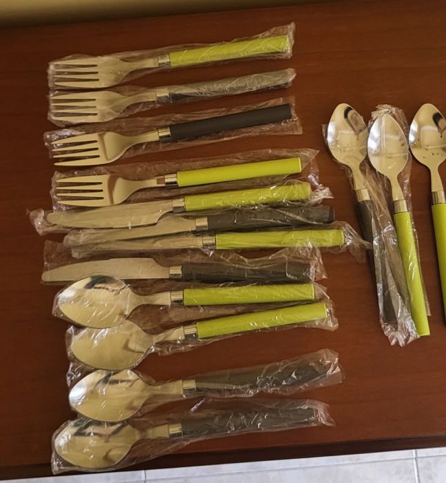 16 talheres com cabo de plástico