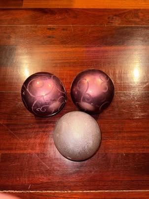 Conjunto de 3 bolas decorativas em tons roxo e dourado