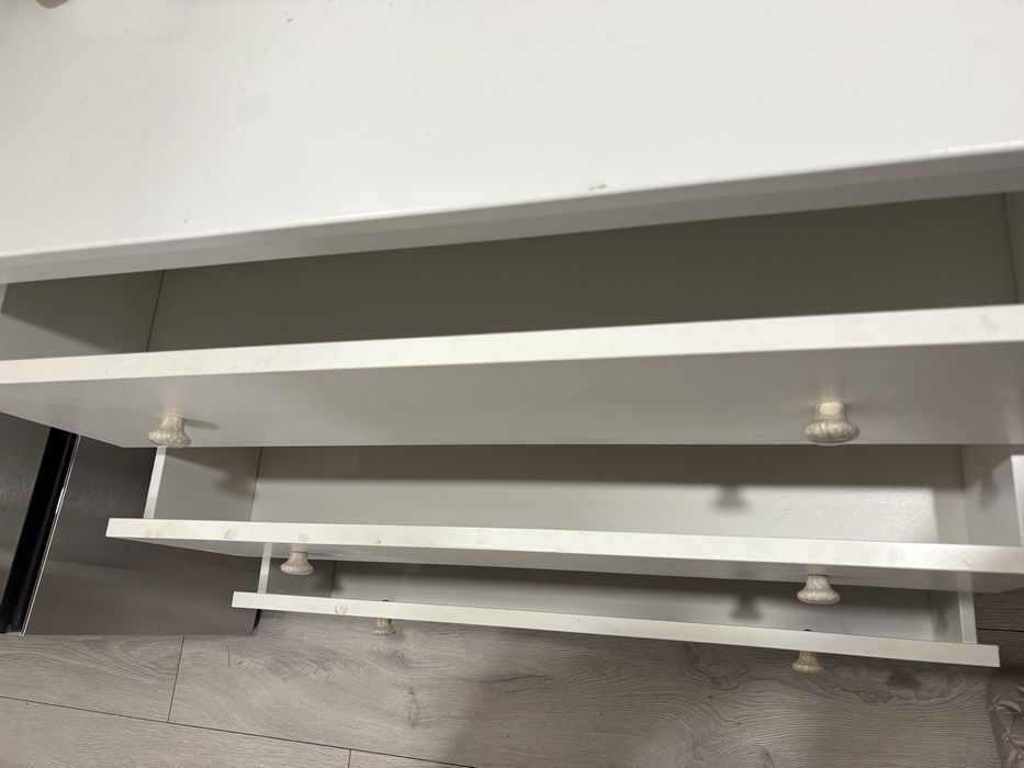 Biala komoda pojemna