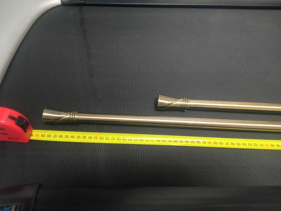 Złote karnisze metalowe oraz żabki