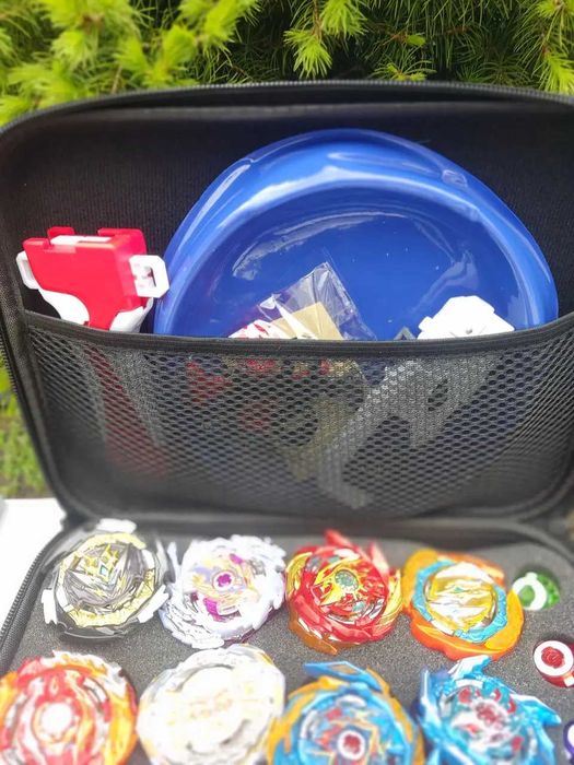 набір BeyBlade 8 бейблейдів ручки та механізми запуску в кейсі арена.