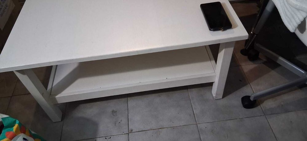 Mesa de centro da IKEA, cor branca, com prateleira inferior