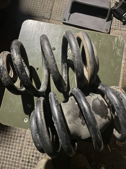 Пружини 2шт з  Vito 638