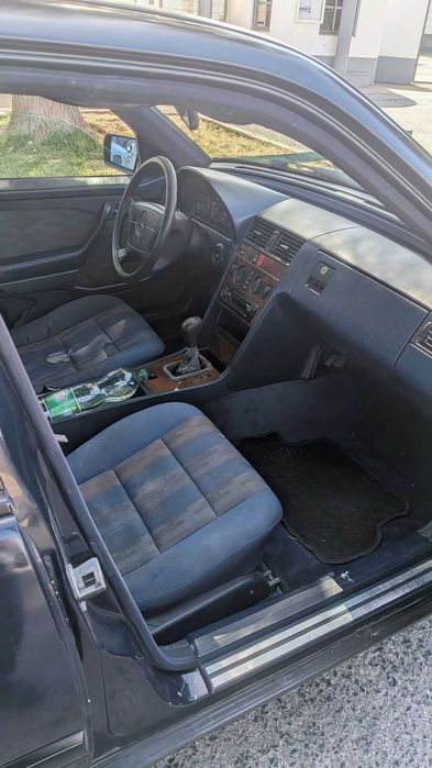 Mercedes 220D. Para restauro