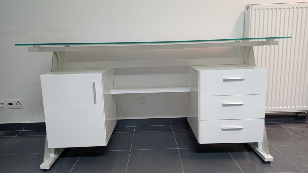 Biurko białe ze szklanym blatem